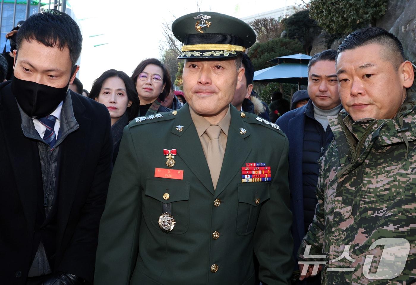 채 상병 순직 사건과 관련해 항명 및 상관명예훼손 혐의로 기소된 박정훈 전 해병대 수사단장&#40;대령&#41;이 9일 오전 서울 용산구 중앙지역군사법원에서 열린 1심 선고공판을 마치고 법원을 나서고 있다.  2025.1.9/뉴스1 ⓒ News1 김명섭 기자