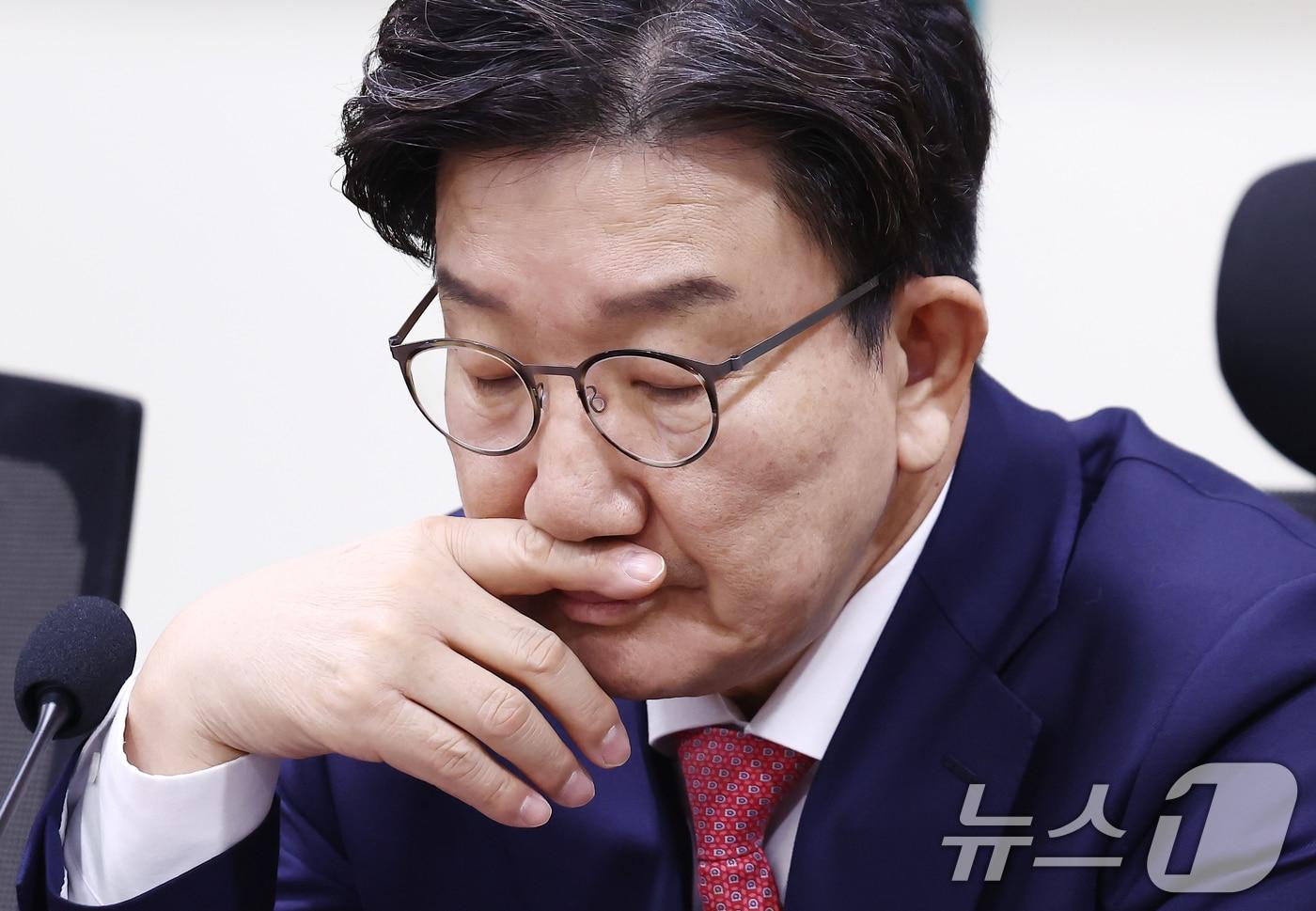 권성동 국민의힘 원내대표가 9일 오전 서울 여의도 국회 의원회관에서 김기현 의원실 주최로 열린 긴급 세미나 &#39;대통령 탄핵절차, 무엇이 문제인가&#39;에 참석, 생각에 잠겨 있다. 2025.1.9/뉴스1 ⓒ News1 김민지 기자