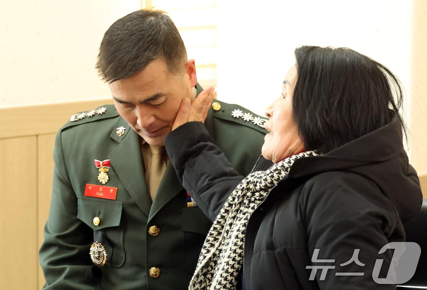 채 상병 순직 사건과 관련해 항명 및 상관명예훼손 혐의로 기소된 박정훈 전 해병대 수사단장&#40;대령&#41;이 9일 오전 서울 용산구 중앙지역군사법원에서 열린 1심 선고공판을 마치고 어머와 대화를 하고 있다. 이날 재판부는 군 검찰이 박정훈 대령에게 적용했던 혐의 모두에 대해 무죄 판단을 내렸다. 2025.1.9/뉴스1 ⓒ News1 김명섭 기자