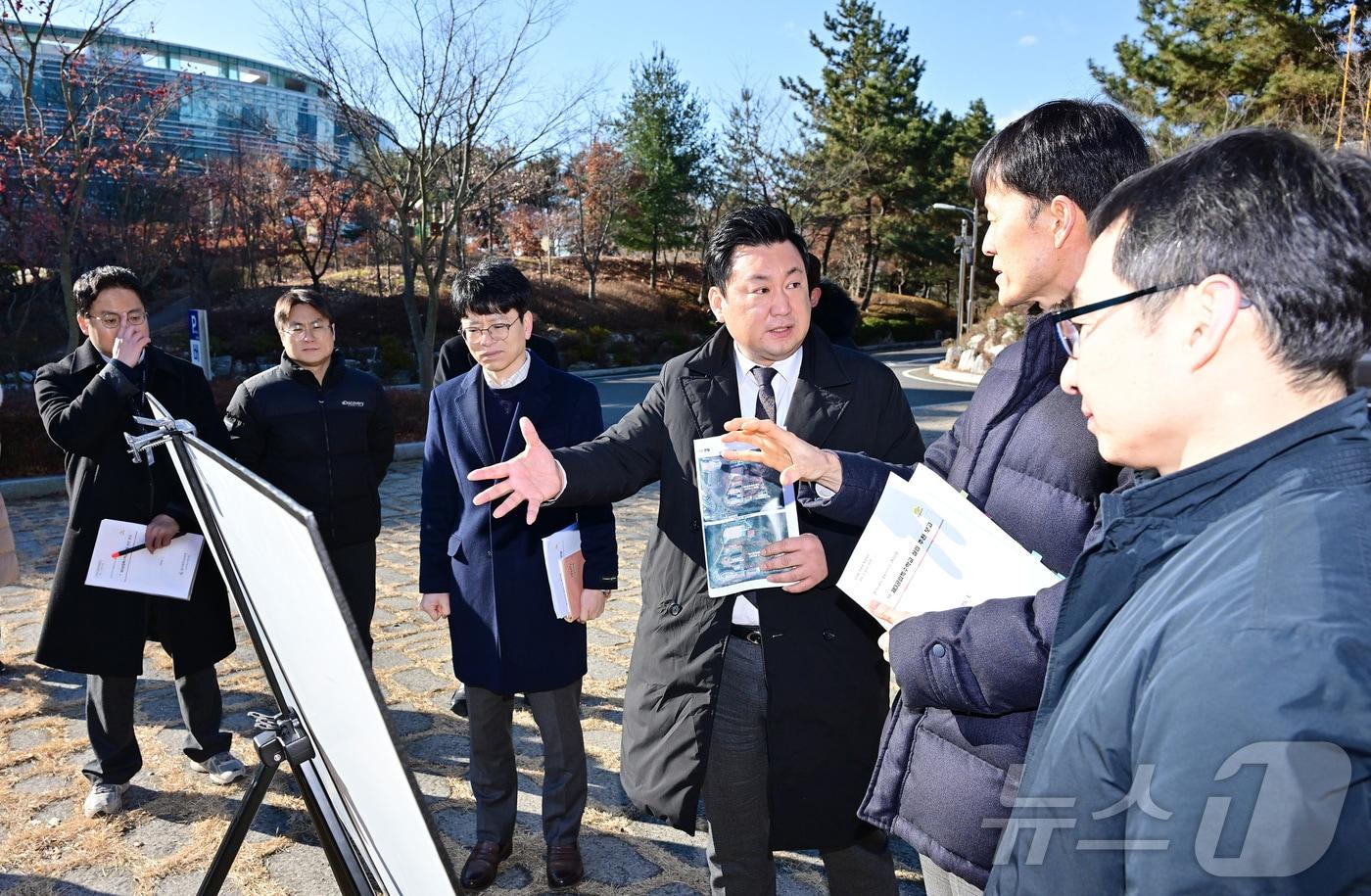 울산시의회 안대룡 의원이 제3공립 특수학교 설립 추진 상황을 검검하기 위해 시교육청 관계자들과 함께 설립 예정지를 방문했다고 9일 밝혔다.&#40;울산시의회 제공&#41;