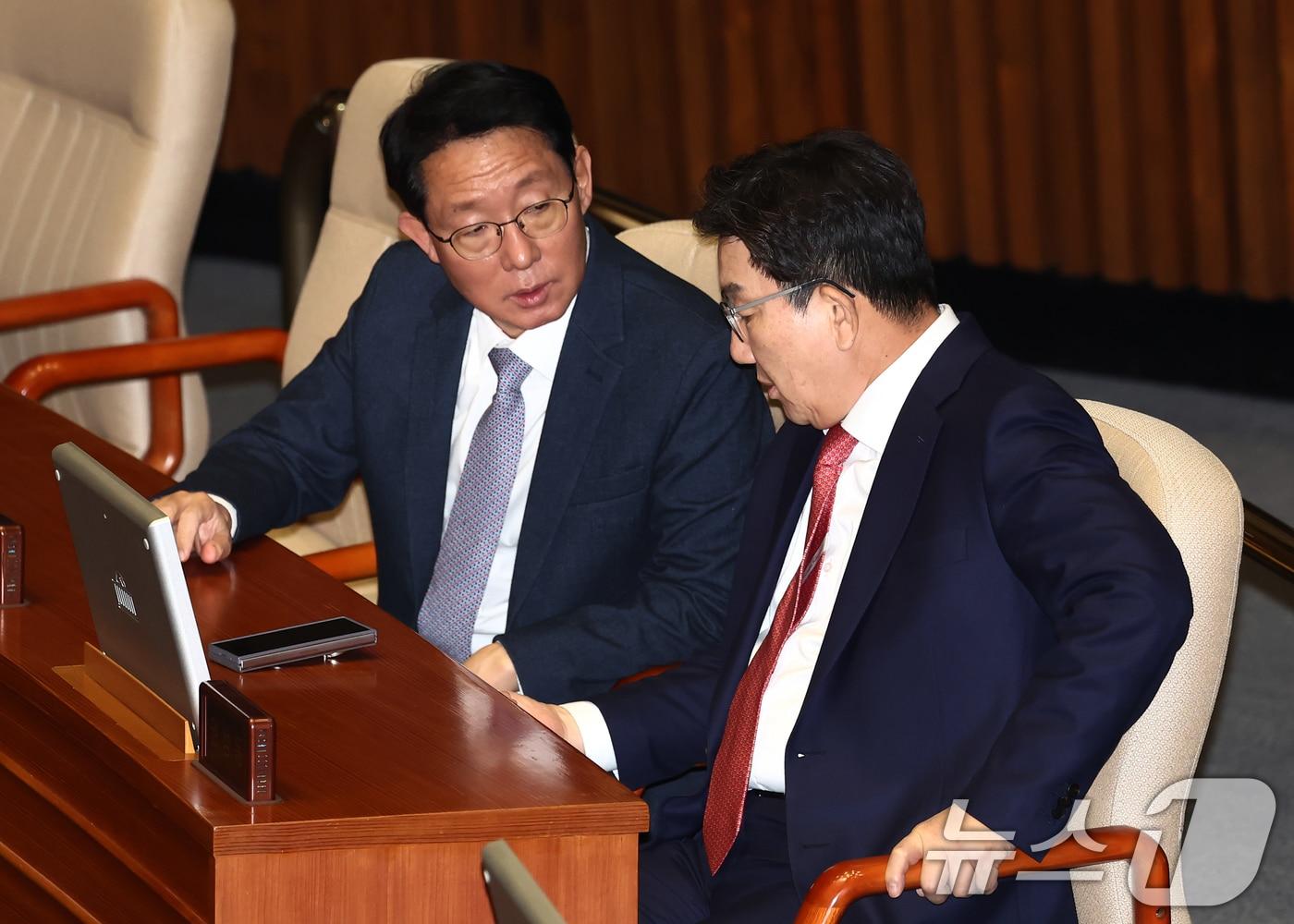 국민의힘 권성동 원내대표와 김상훈 정책위의장이 9일 오후 서울 여의도 국회에서 열린 제420회국회&#40;임시회&#41; 제5차 본회의에서 대화하고 있다. 2025.1.9/뉴스1 ⓒ News1 김민지 기자