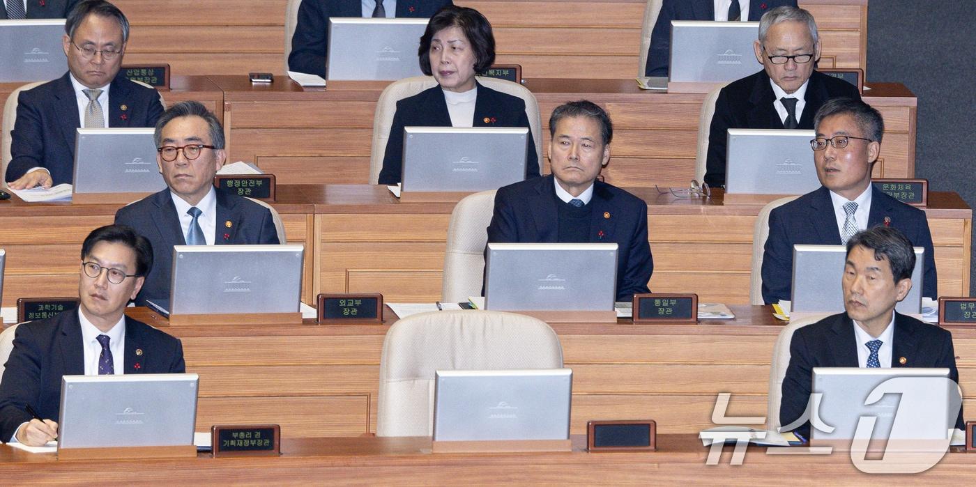 9일 오후 서울 여의도 국회 본회의장에서 열린 제420회 국회&#40;임시회&#41; 제5차 본회의에서 윤석열 대통령 위헌적 비상계엄 선포 내란혐의 및 제주항공 여객기 참사 진상규명 관련 긴급현안질문에 최상목 대통령 권한대행 부총리 겸 기획재정부 장관이 불참해 있다. 2025.1.9/뉴스1 ⓒ News1 이재명 기자