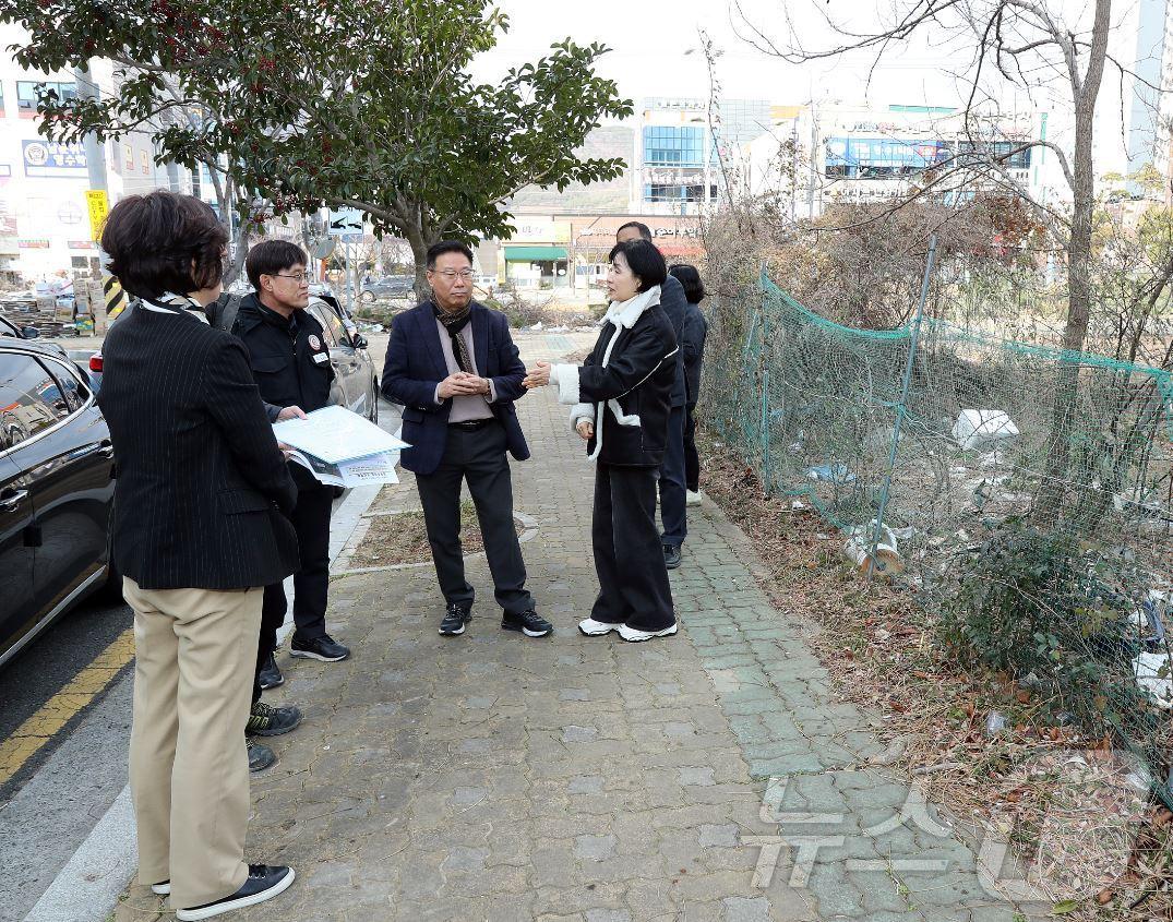 정현섭 경남 창원시 진해구청장&#40;가운데&#41;을 비롯해 진해구 관계자들이 공한지를 활용한 공유주차장 조성 예정지에서 현장점검을 하고 있다.&#40;창원시 제공&#41;