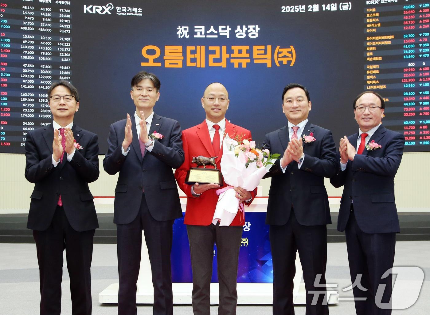 본문 이미지 - 14일 오전 서울 영등포구 한국거래소에서 열린 오름테라퓨틱 코스닥시장 상장기념식에서 관계자들이 기념촬영을 하고 있다. (한국거래소 제공. 재판매 및 DB 금지) 2025.2.14/뉴스1