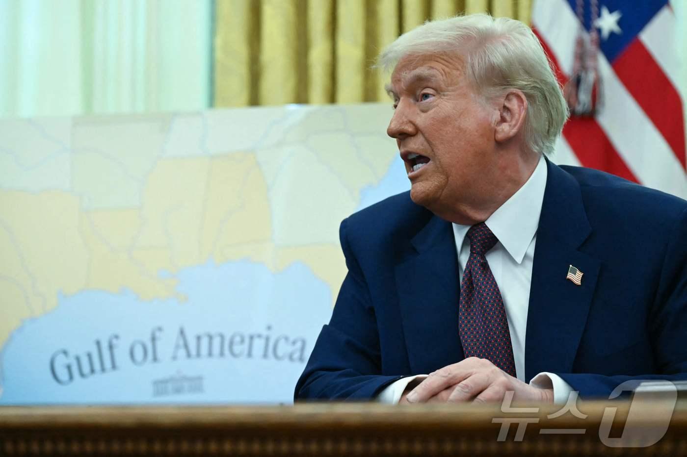 도널드 트럼프 미국 대통령이 13일(현지시간) 워싱턴 백악관에서 상호관세에 관한 행정명령에 서명을 한 뒤 “뮌헨 안보 회의서 러시아, 우크라이나, 미국의 고위급 인사들이 회동할 것”이라고 밝히고 있다. 2025.02.14 ⓒ AFP=뉴스1 ⓒ News1 우동명 기자