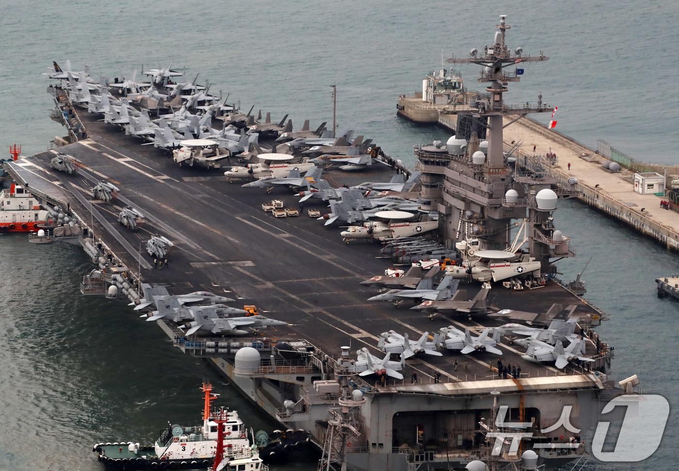 The U.S. Navy\'s nuclear-powered aircraft carrier, Carl Vinson (CVN-70), arrived at Naval Operations Command\'s Busan Operational Base in Busan\'s southern district. 2025.3.2 / News1