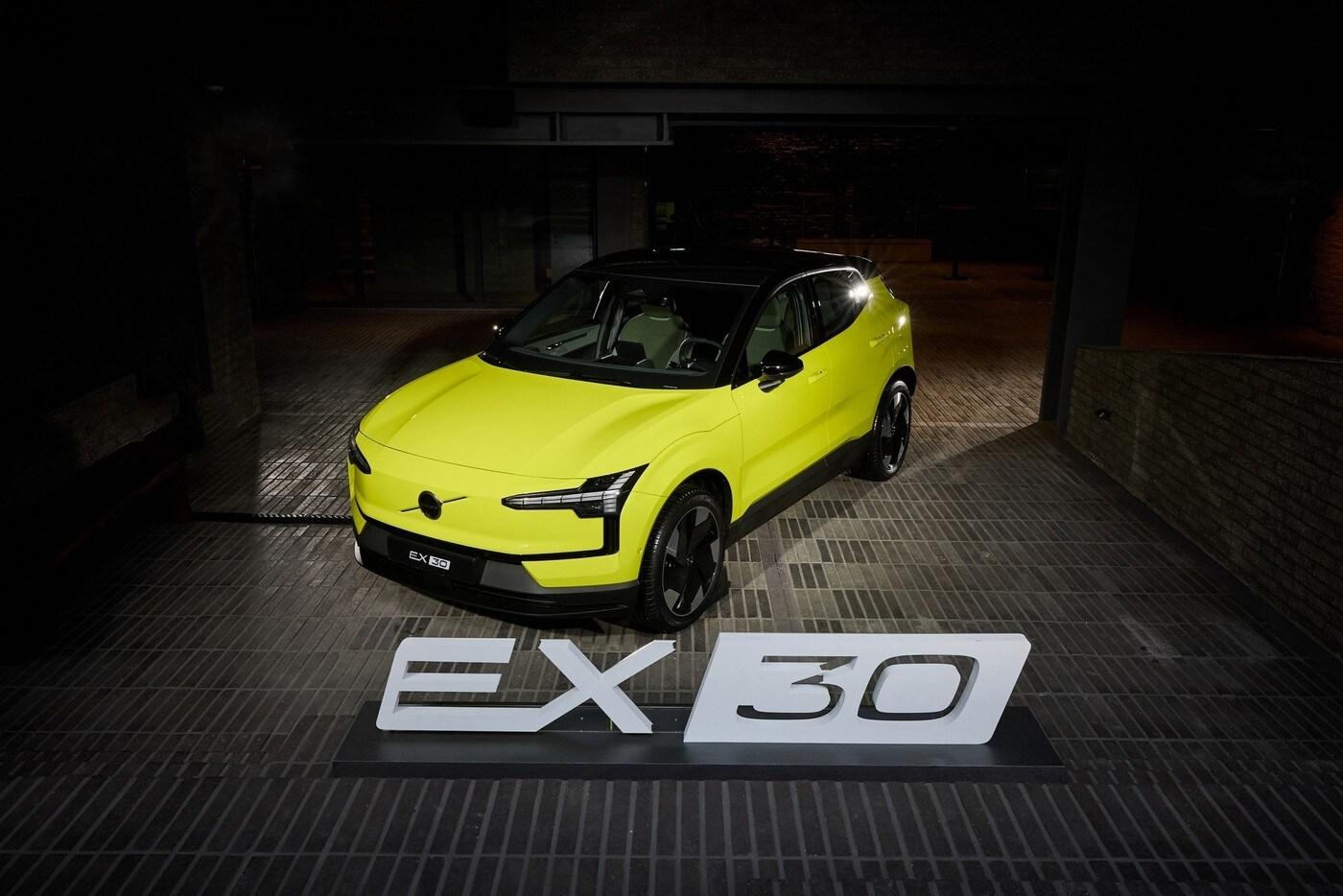 15일 서울 용산구 한남동 소재 복합문화공간 '페즈'에서 열린 '볼보 레이디스 살롱' 행사에서 국내 최초로 공개된 볼보자동차 순수 전기 소형 스포츠유틸리티차(SUV) '볼보 EX30'의 '모스 옐로우' 에디션(볼보자동차코리아 제공). 2025.04.15.