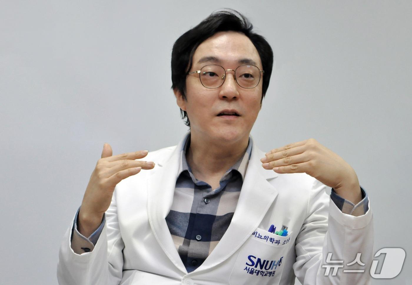 조성용 서울대병원 비뇨의학과 교수가 인터뷰하고 있다.