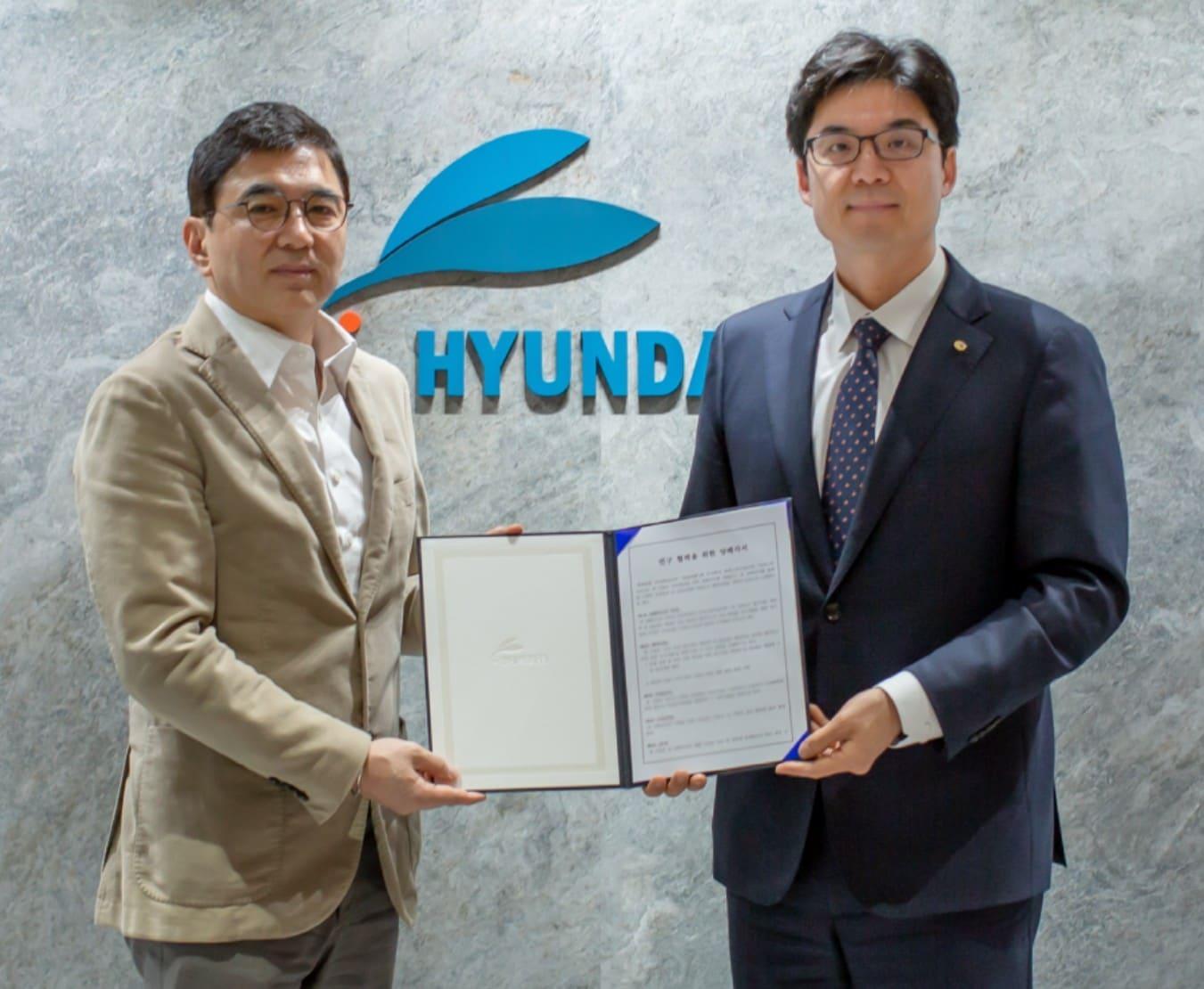 본문 이미지 - 이형승 티에스바이오 대표이사(좌), 이상준 현대약품 대표이사(우). (현대약품 제공)