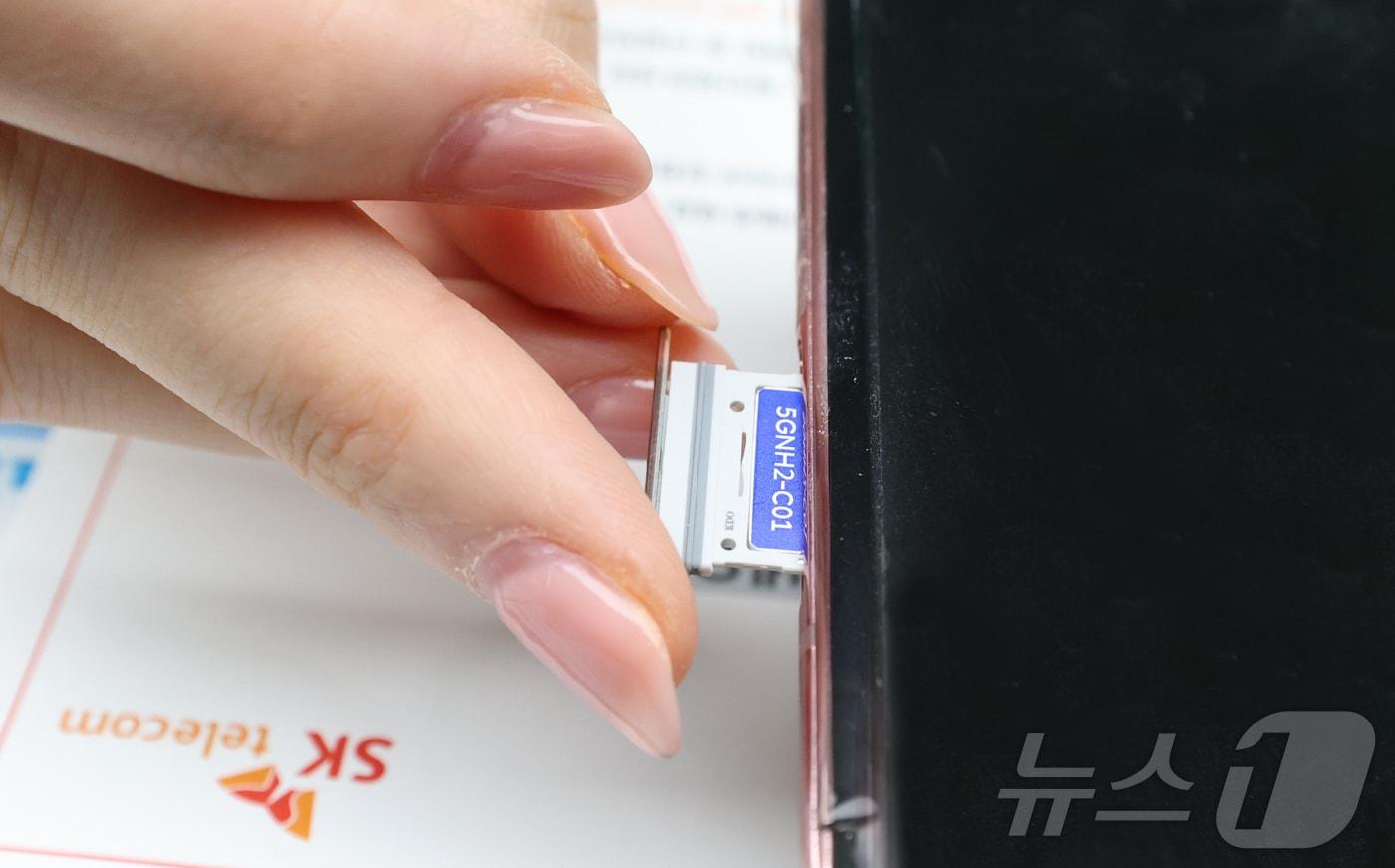 28일 오전 인천공항 제2터미널 SKT매장에서 해킹 공격으로 가입자 유심 정보가 탈취된 SK텔레콤 고객이 유심을 교체하고 있다. 전국 T월드 매장 2600여 곳과 공항 로밍센터에서 희망하는 고객들에게 순차적으로 유심 무상 교체를 진행하는 SK텔레콤은 현재 유심 100만 개를 확보했으며 5월 말까지 약 500만 개를 추가 확보한다는 방침을 밝혔다. ⓒ News1 권현진 기자