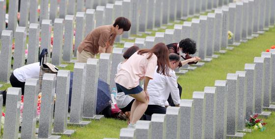 [포토]현충일 맞은 국립임실호국원…유족들 참배