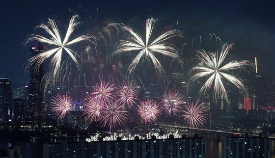 "처음 도입된 불꽃 축제 유료 관람석, 암표 기승"…1.5배 25만원