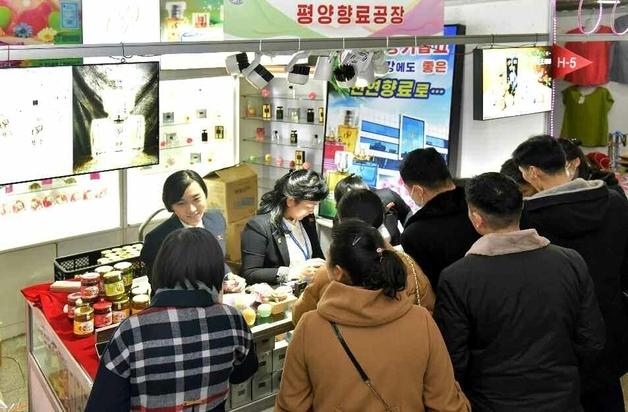 "북, 단둥서 새해맞이 쇼핑 축제 참가…외화벌이 목적"