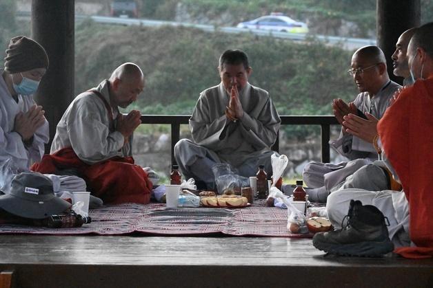 충격의 불교계 "자승 큰스님, 발톱 2개 빠진채 1167㎞ 순례…입적 안 믿긴다"