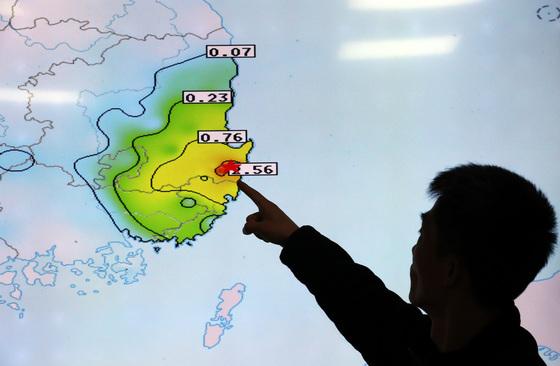 경주 지진에 서울 깨운 문자…앞으로 5.0이상 지진만 전국 문자