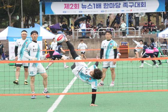 뜬공을 다루는 족구, 안축차기만 잘해도 초보 탈출