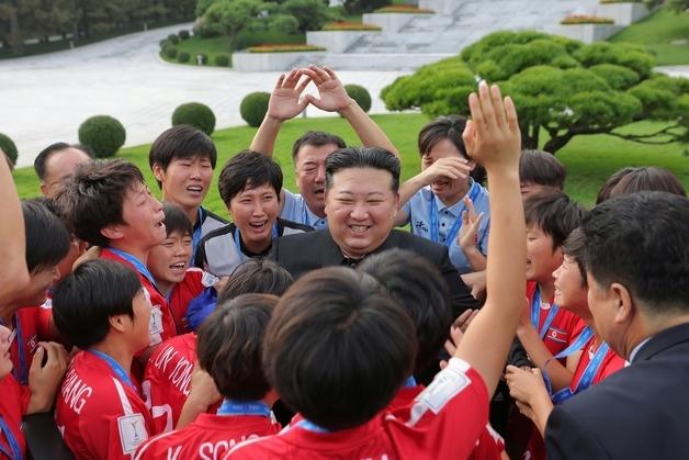 北 김정은, 'U-20 우승' 여자축구팀 격려…"온 나라의 경사"