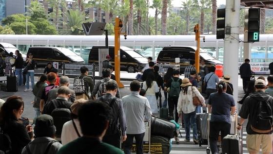 징검다리 연휴 제주공항 '북적'…변수는 '태풍 끄라톤'