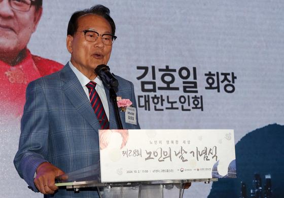 "노인복지당 뽑아달라" 김호일 대한노인회장, 불구속 송치