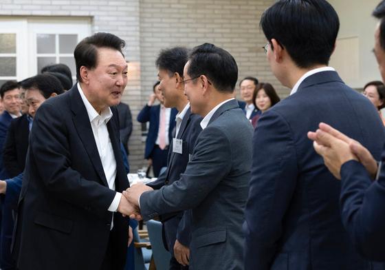  윤 대통령 "의료개혁, 미룰 수 없는 과제…흔들림 없이 추진"