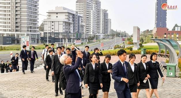 "개인주의 말끔히 뽑혔다"…4년 만에 방북 총련 학생들의 소감