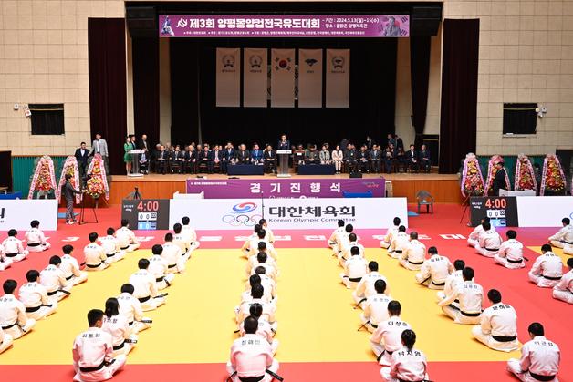 대한유도회 소속 실업팀 감독, 가족 명의로 매트 임대사업 논란