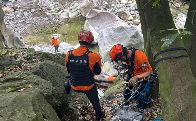 제주 무수천 계곡서 추락 사고…1명 머리 다쳐 이송