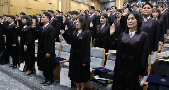 조희대 대법원장, 신임법관에 "권력·여론 압력에 흔들리지 말아야"