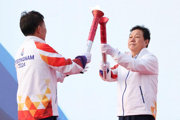 전국체전 개최지 경남도, 4곳서 채화한 성화 합화식 열어