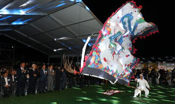 "아따 재밌는거, 워매 맛있는거"…완주 '와일드&로컬푸드 축제' 개막