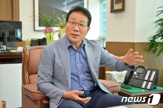 '정치자금법 위반' 김진홍 부산 동구청장 1심 당선무효형에 쌍방항소