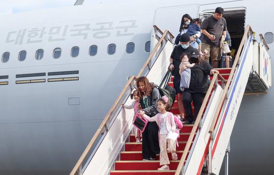 [뉴스1 PICK]'레바논 대탈출' 체류 국민, 급파된 軍수송기 타고 무사 귀국