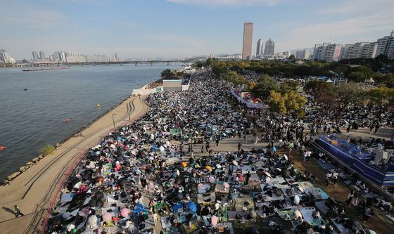 불꽃축제 앞둔 여의도공원, 인산인해