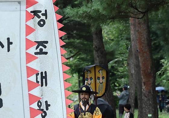 "진짜 정조대왕 오는 거야?"…능행차 재현에 말 114필·2500명 참여