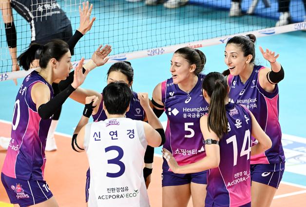 김연경 굳건, 약점 보완…흥국생명, 초반부터 독주 체제