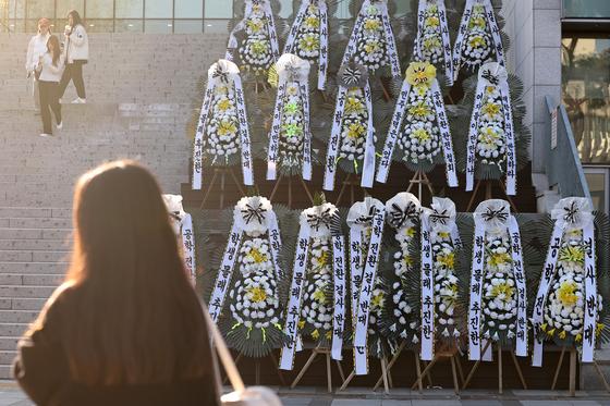 [뉴스1 PICK]"남녀공학 결사반대" 근조화환·과잠 시위… 동덕여대 발칵