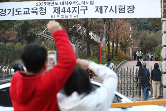 공시지원금 올리고 경품 내걸고…통신사, 수험생 잡아라