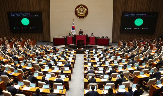  '김건희 특검법' 국회 본회의 통과…국힘은 반발 퇴장