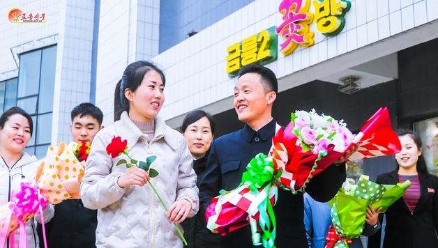 '어머니날' 축하 분위기 조성…'알곡생산 풍년' 선전[데일리 북한]