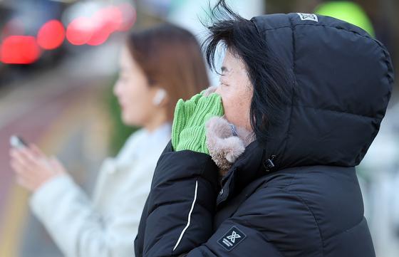 "우산 챙기세요" 쌀쌀한 초겨울 날씨…중부지방 가끔 비