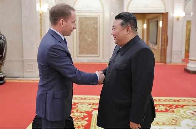 김정은, 러 경제 대표단 이례적 환대…'파병 반대급부' 최대화 포석