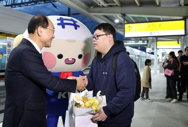 서해선·장항선·평택선 동시 개통…철도공단, 첫 탑승객 '환영'