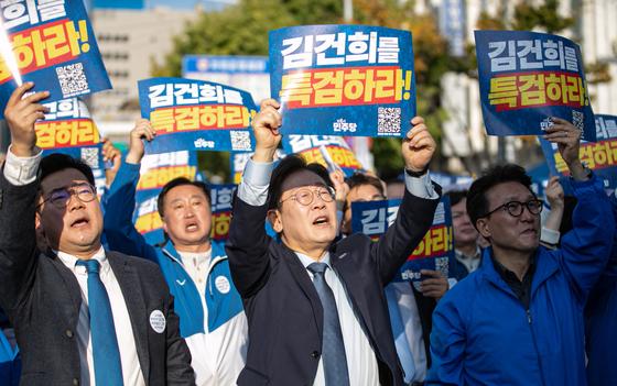 [뉴스1 PICK]장외투쟁 나선 민주당 '尹 탄핵·임기 단축·하야’ 총공세