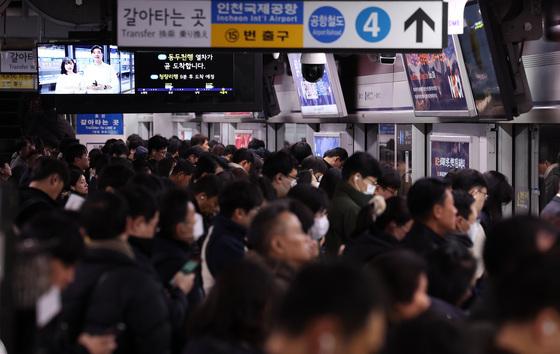 '태업' 서울 지하철에 시민 '발동동'…2·3노조도 임박