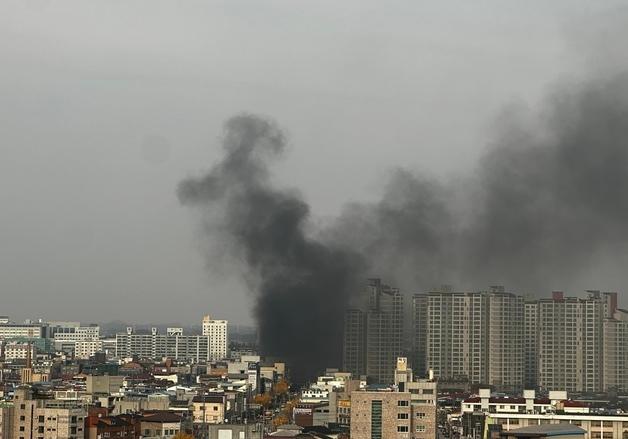 익산 신동 카센터서 불…일대 검은 연기 치솟아