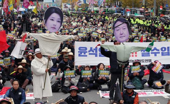 [뉴스1 PICK]서울 도심에 '尹 퇴진' 상여…거리로 나선 농민·노동자