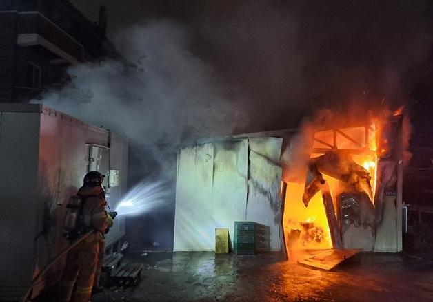 전주 식당 창고서 불…4900만원 피해