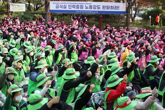 대구 학교급식 노동자 총파업 돌입…"학교 63곳 대체급식"