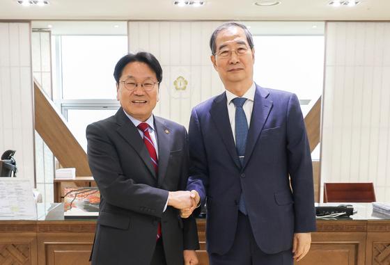 강기정 "민·군공항 '범정부협의체' 재개"…한덕수 "실질 도움 방안 강구"