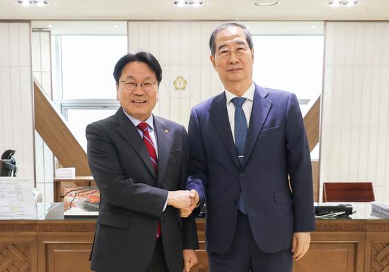 강기정 "민·군공항 '범정부협의체' 재개"…한덕수 "실질 도움 방안 강구"